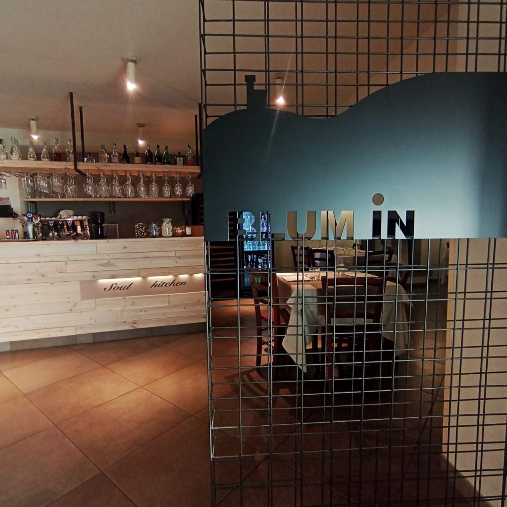 Le bar et la salle du restaurant